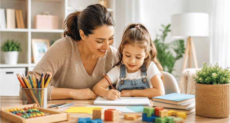Como ajudar crianças pequenas a aprender em casa